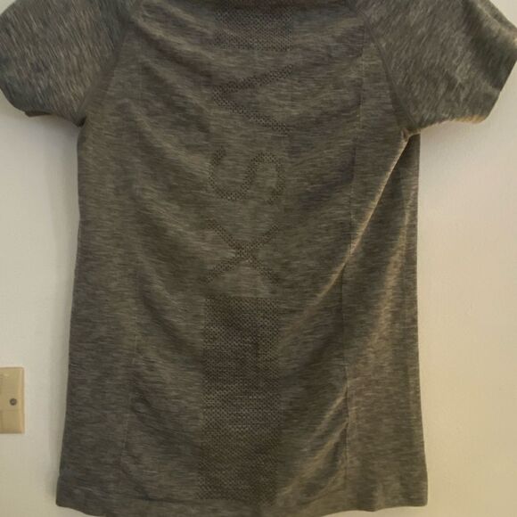 Victoria’s Secret sport grey short sleeve workout top size large - Picture 6 of 12